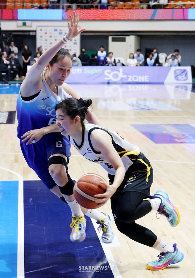 [한번에쓱] '역전에 역전에 버저비터 역전까지' 박지수 빠진 WKBL 신한-KB 이슬대첩