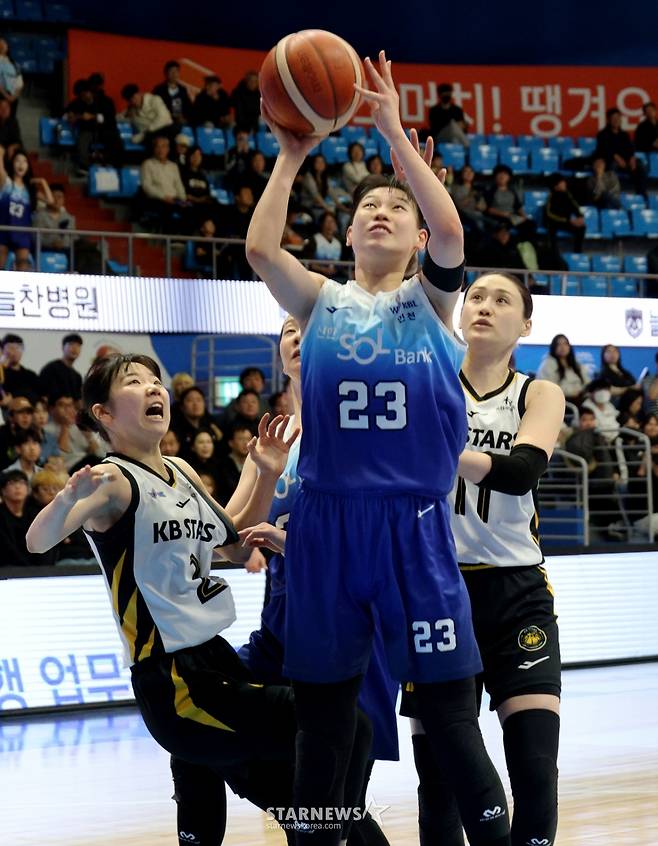 [한번에쓱] '역전에 역전에 버저비터 역전까지' 박지수 빠진 WKBL 신한-KB 이슬대첩