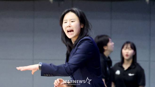 [한번에쓱] '역전에 역전에 버저비터 역전까지' 박지수 빠진 WKBL 신한-KB 이슬대첩