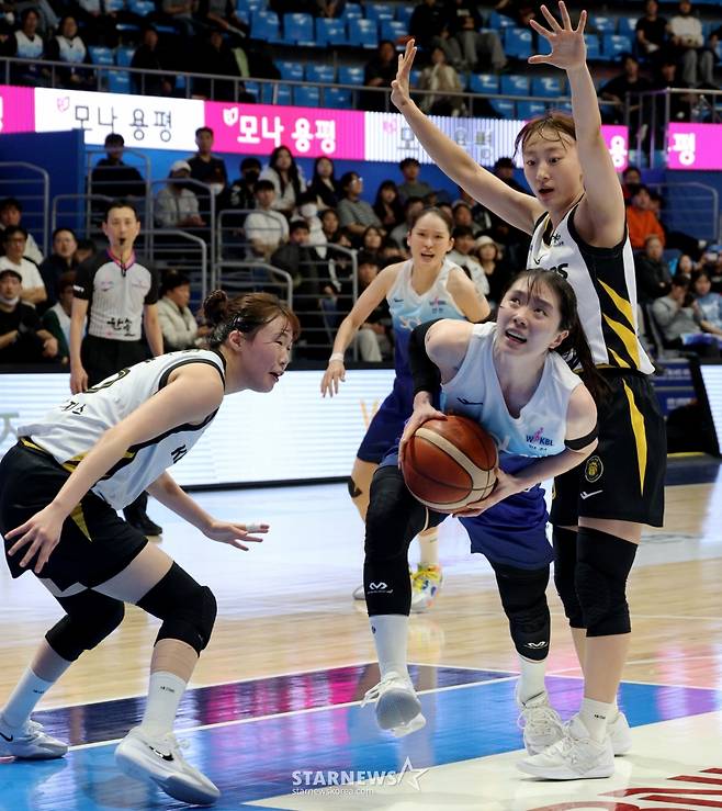 [한번에쓱] '역전에 역전에 버저비터 역전까지' 박지수 빠진 WKBL 신한-KB 이슬대첩