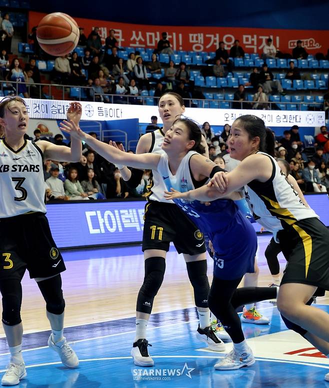 [한번에쓱] '역전에 역전에 버저비터 역전까지' 박지수 빠진 WKBL 신한-KB 이슬대첩