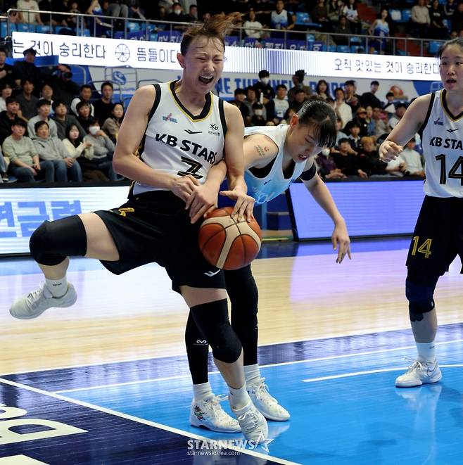 [한번에쓱] '역전에 역전에 버저비터 역전까지' 박지수 빠진 WKBL 신한-KB 이슬대첩