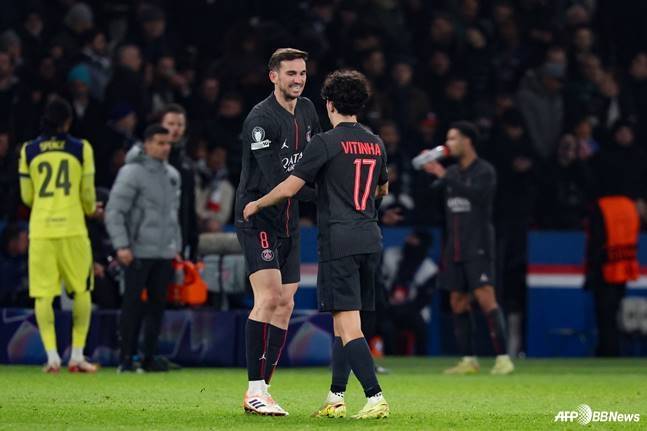 비티냐(오른쪽)가 26일 오전 5시(한국시간) 프랑스 파리의 파르크 데 프린스에서 열린2025~2026시즌 유럽축구연맹(UEFA) 챔피언스리그(UCL) 리그 페이즈 5라운드에서 토트넘 상대로 해트트릭을 기록했다. /AFPBBNews=뉴스1