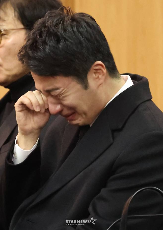 배우 고(故) 이순재의  영결식이 27일 서울 송파구 서울아산병원 장례식장에 엄수됐다.   배우 정일우가 눈물을 흘리고 있다.   서울대학교 철학과를 졸업한 故 이순재는 1956년 연극 '지평선 넘어'로 데뷔했다. 1965년 TBC 1기 전속 배우로 활동했으며, '동의보감', '목욕탕집 남자들', '허준' 등 생전 140편에 달하는 드라마에 출연했다. /사진=김휘선