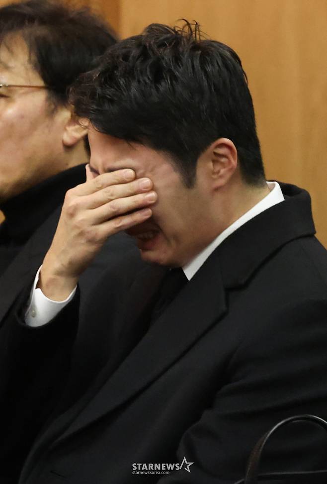 배우 고(故) 이순재의  영결식이 27일 서울 송파구 서울아산병원 장례식장에 엄수됐다.   배우 정일우가 눈물을 흘리고 있다.   서울대학교 철학과를 졸업한 故 이순재는 1956년 연극 '지평선 넘어'로 데뷔했다. 1965년 TBC 1기 전속 배우로 활동했으며, '동의보감', '목욕탕집 남자들', '허준' 등 생전 140편에 달하는 드라마에 출연했다. /사진=김휘선