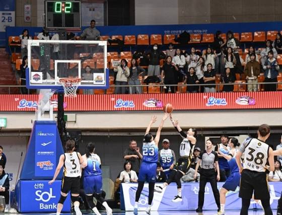 강이슬의 슈팅 장면. /사진=WKBL