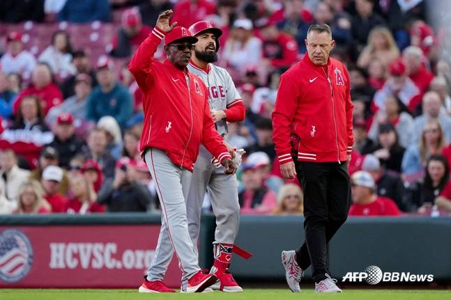 앤서니 렌던(가운데)이 햄스트링 부상으로 교체되고 있다. /AFPBBNews=뉴스1