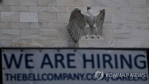워싱턴 연준청사 앞 공사현장의 구인 문구 [로이터 연합뉴스 자료사진. 재판매 및 DB 금지]