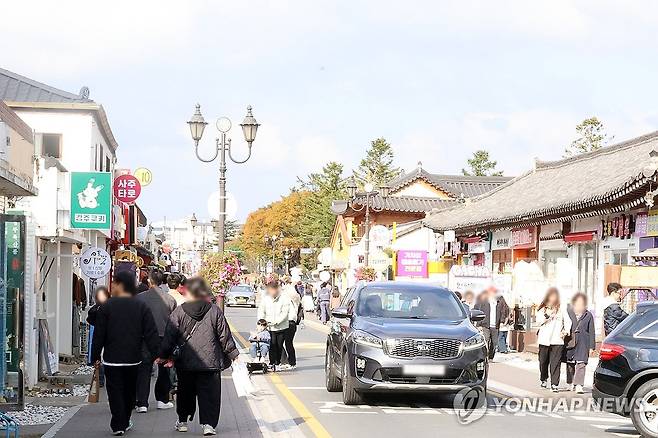 관광객 발길 이어진 경주 황리단길 (경주=연합뉴스) 손대성 기자 = 3일 경북 경주 도심의 대표 관광지인 황리단길에서 관광객이 걸어가고 있다.
경주시는 최근 아시아태평양경제협력체(APEC) 정상회의가 열린 뒤 국내외 관광객이 몰려 특수를 누리고 있다고 밝혔다. 2025.11.3 sds123@yna.co.kr