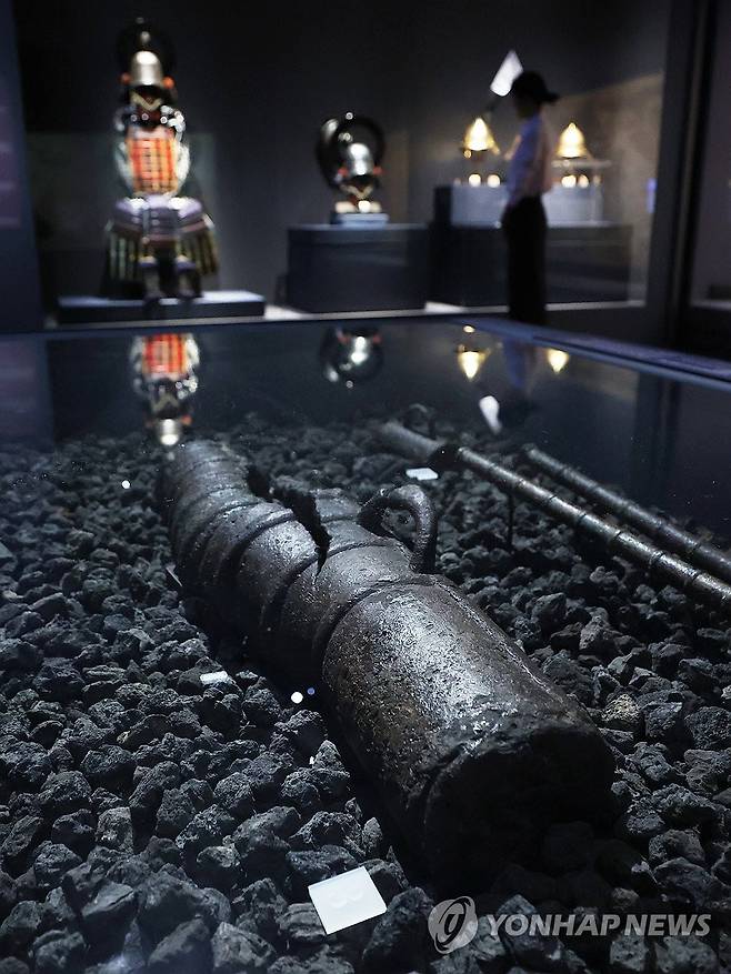 노량해역에서 출수된 '지자총통편' (서울=연합뉴스) 강민지 기자 = 27일 서울 용산구 국립중앙박물관에서 열린 '우리들의 이순신' 전시 언론공개회에서 참석자가 '지자총통편'을 둘러보고 있다. 충무공 탄신 480주년과 광복 80주년을 맞아 선보이는 전시는 다음 달 4일까지는 무료 개방한다. 2025.11.27  mjkang@yna.co.kr