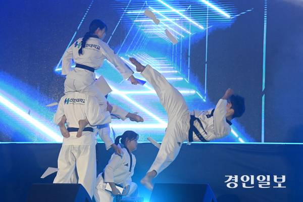 신한대학교 태권도팀이 화려한 격파 시범을 선보이고 있다. 2025.11.27 /최은성기자 ces7198@kyeongin.com