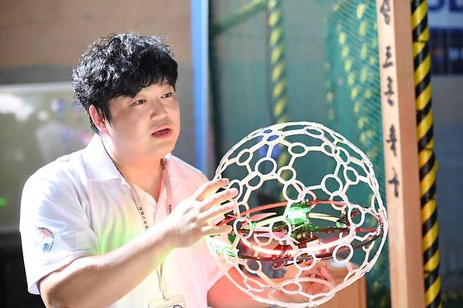 ▲ 김두영 대한드론축구협회 안성지부장이 드론축구에 대해 설명하고 있다. /사진제공=안성시