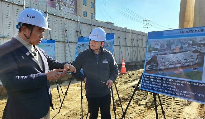 ▲ 백영현 포천시장이 28일 옥정~포천 광역철도 3공구 현장을 찾아 공정과 안전 상태를 점검하고 있다.
