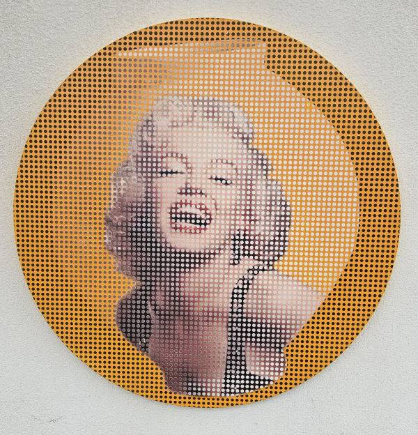 김중식 작가, 달항아리와 마릴린 먼로. 30호 캔버스 위에 아크릴릭 2024