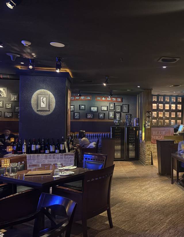 재즈바 블루시카고는 좌석이 많진 않지만 앤티크한 장식과 조명으로 아늑하게 꾸며져 순간 해외여행에 온듯한 착각을 불러일으킨다. 최현정 기자