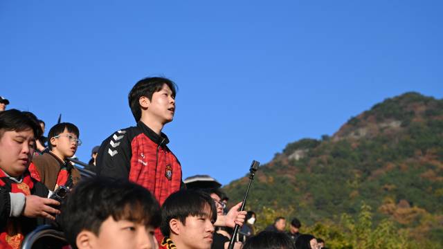 지난 23일 창원축구센터에서 열린 경남FC의 K리그2 마지막 경기에서 이창원(34)씨가 브이로그용 액션 카메라를 들고 응원하고 있다./김태형 기자/