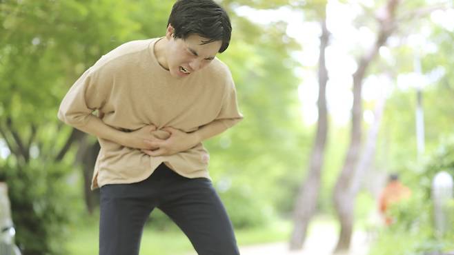 시도 때도 없이 찾아오는 복통과 설사가 증상인 설사형 과민성대장 증후군｜출처: 클립아트코리아