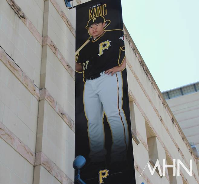 (피츠버그 홈구장 'PNC 파크' 외벽에 걸려있던 대형 강정호 사진)