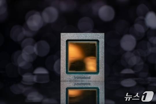 구글 7세대 TPU 아이언우드(구글 클라우드 제공) 구글의 최신 7세대 TPU 아이언우드는 칩당 192GB 메모리와 7.37TB/초 대역폭을 제공한다. 6세대 트릴리움 대비 메모리 용량은 6배, 대역폭은 4.5배 증가했다. 연산 성능은 4614 TFLOPS(fp8)에 달하며, 초대 TPU 대비 전력 효율은 30배, 트릴리움 대비 2배 개선됐다.