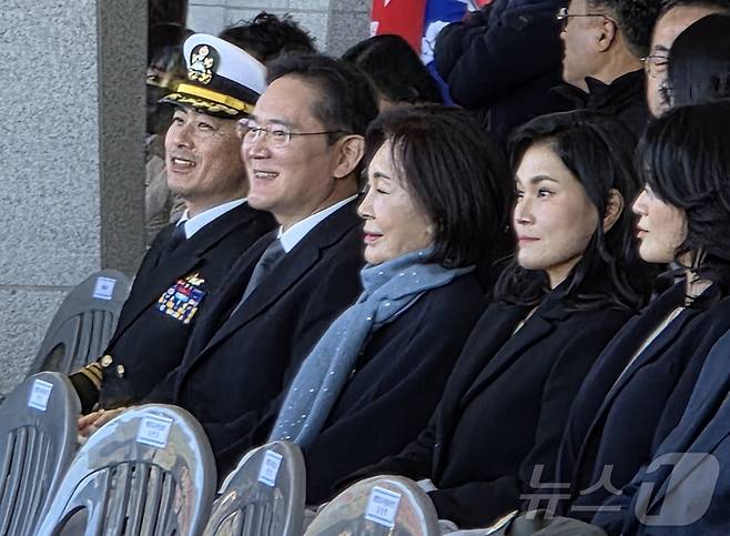 이재용 삼성전자 회장이 28일 경남 창원시 해군사관학교에서 열린 제139기 해군·해병대 사관후보생 수료 및 임관식에 홍라희 삼성미술관 리움 명예관장, 이서현 삼성물산 사장과 함께 참석해 자리하고 있다. 이 회장의 장남 지호 씨는 이날 해군 소위로 임관했다. 2025.11.28/뉴스1 ⓒ News1 박주평 기자