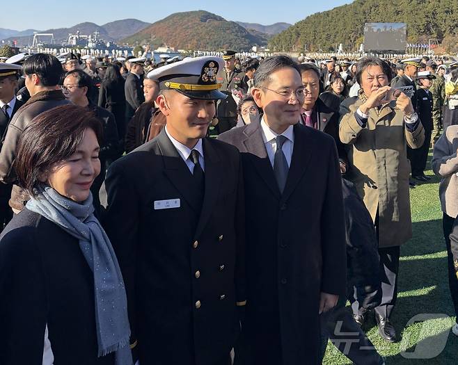 이재용 삼성전자 회장이 28일 경남 창원시 해군사관학교에서 열린 제139기 해군·해병대 사관후보생 수료 및 임관식에서 장남 지호 씨, 홍라희 삼성미술관 리움 명예관장과 함께 기념촬영을 하고 있다. (공동취재) 2025.11.28/뉴스1 ⓒ News1 박주평 기자