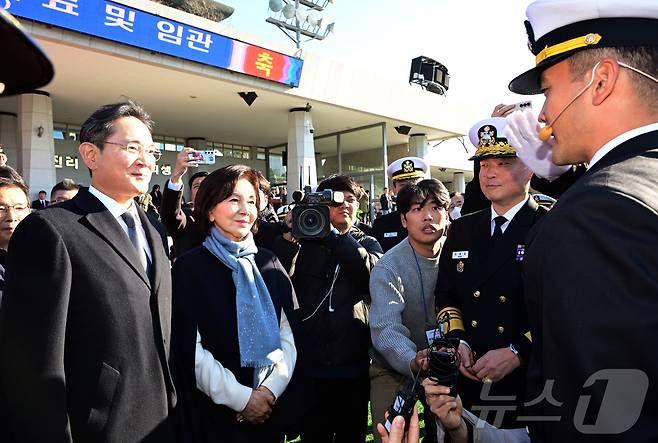 이재용 삼성전자 회장과 홍라희 전 삼성미술관 리움 관장이 28일 오후 경남 창원 해군사관학교 연병장에서 열린 제139기 해군·해병대 사관후보생 수료 및 임관식에 참석해 장남 이지호 소위로부터 경례를 받고 있다. (공동취재) 2025.11.28/뉴스1 ⓒ News1 윤일지 기자
