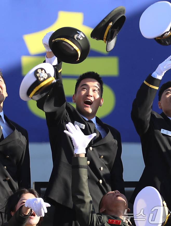 이재용 삼성전자 회장의 장남 이지호 씨가 28일 경남 창원시 진해구 해군사관학교 연병장에서 열린 제139기 해군·해병대 사관후보생 수료 및 임관식에서 정모를 던지며 임관을 축하하고 있다. 2025.11.28/뉴스1 ⓒ News1 윤일지 기자