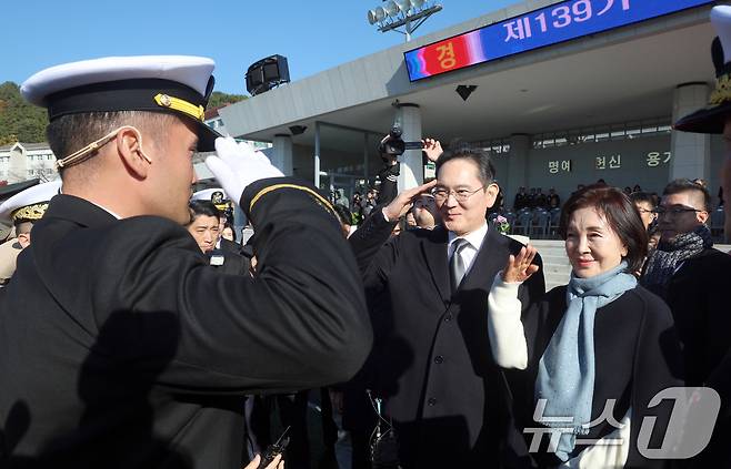 이재용 삼성전자 회장과 홍라희 삼성미술관 리움 명예관장이 28일 경남 창원시 진해구 해군사관학교 연병장에서 열린 제139기 해군·해병대 사관후보생 수료 및 임관식에서 아들 이지호 소위에게 경례를 받고 있다. (공동취재) 2025.11.28/뉴스1 ⓒ News1 윤일지 기자