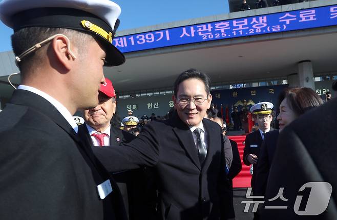 이재용 삼성전자 회장이 28일 경남 창원시 진해구 해군사관학교 연병장에서 열린 제139기 해군·해병대 사관후보생 수료 및 임관식에서 아들 이지호 소위를 격려하고 있다. (공동취재) 2025.11.28/뉴스1 ⓒ News1 윤일지 기자