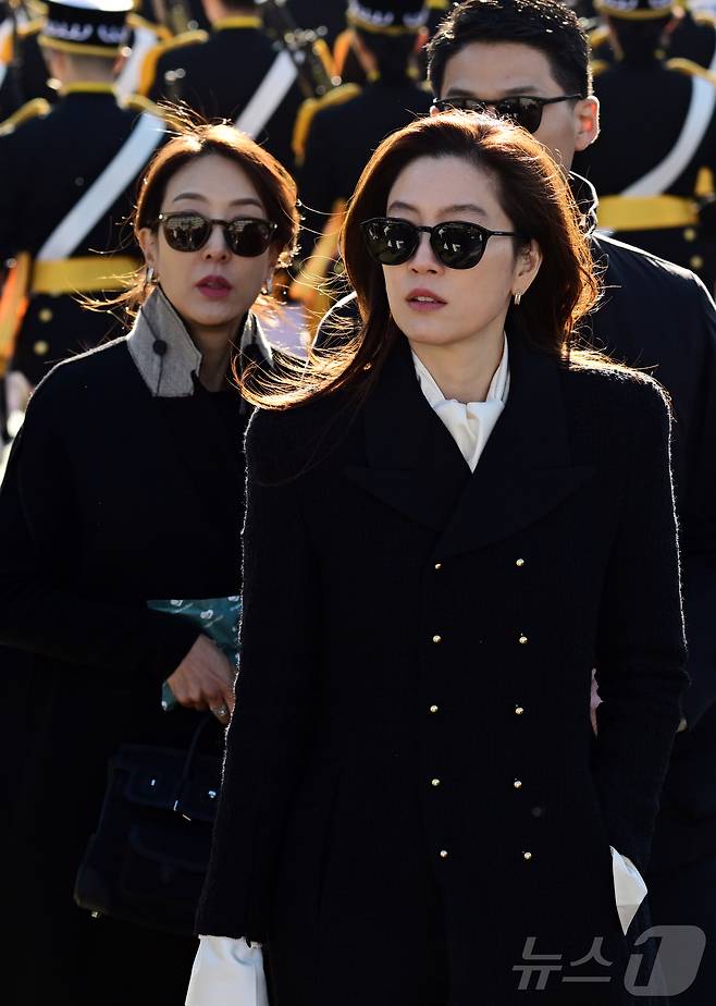 임세령 대상 그룹 부회장과 임상민 부사장이 28일 오후 경남 창원 해군사관학교에서 열린 제139기 해군·해병대 사관후보생 수료 및 임관식에 참석하고 있다. (공동취재) 2025.11.28/뉴스1 ⓒ News1 윤일지 기자