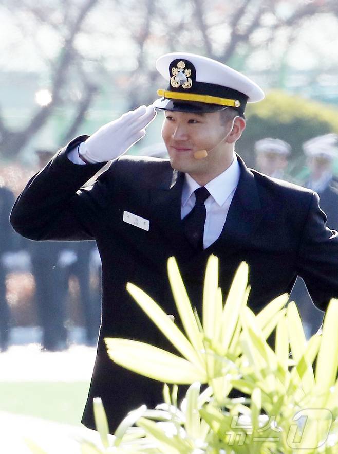 이재용 삼성전자 회장의 장남 이지호씨가 28일 오후 경남 창원 진해구 해군사관학교에서 열린 139기 해군, 해병대 사관후보생 수료 및 임관식에서 가족들을 발견하자 경례를 하고 있다. (공동취재) 2025.11.28/뉴스1 ⓒ News1 윤일지 기자