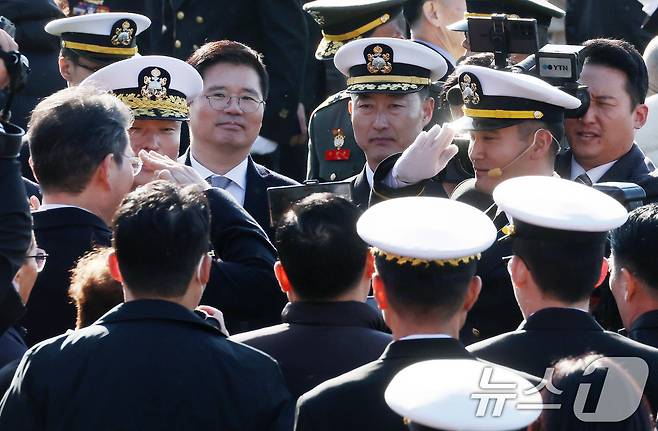 이재용 삼성전자 회장과 홍라희 삼성미술관 리움 명예관장이 28일 경남 창원시 진해구 해군사관학교 연병장에서 열린 제139기 해군·해병대 사관후보생 수료 및 임관식에서 이 회장 장남 이지호 소위의 거수경례를 받고 있다. (공동취재) 2025.11.28/뉴스1 ⓒ News1 윤일지 기자