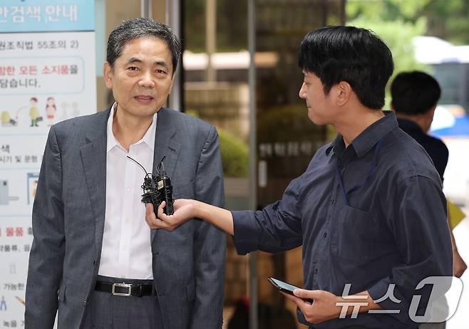 곽상도 전 국회의원이 20일 오후 서울 서초구 서울중앙지법에서 열린 특정범죄가중처벌등에관한법률위반(뇌물)과 관련한 첫 공판에 출석하며 취재진 질문에 답변하고 있다. 곽 전 의원은 화천대유에서 일한 아들의 성과급과 퇴직금을 가장해 거액의 뇌물을 받은 혐의로 추가 기소 돼 아들과 함께 재판을 받는다. 2024.9.20/뉴스1 ⓒ News1 장수영 기자