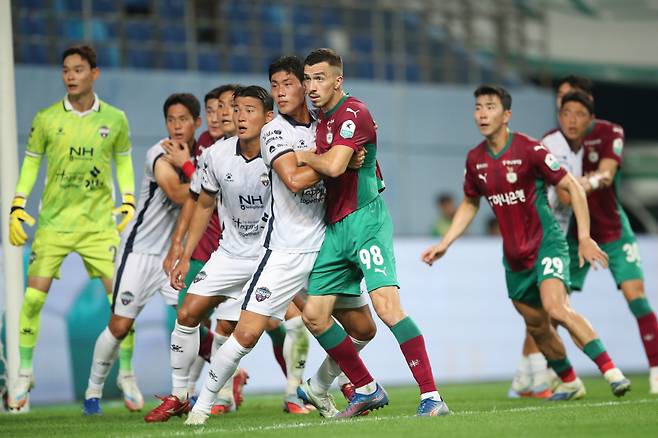 대전월드컵경기장/ K리그1/ 대전하나시티즌 vs 김천상무프로축구단/ 김천 박찬용, 대전 안톤/ 경합/ 사진 하서영
