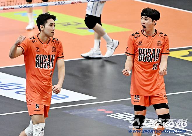 OK저축은행 차지환과 전광인. 사진제공=KOVO