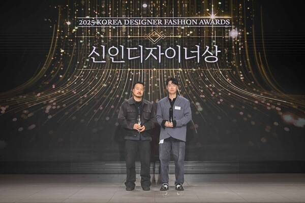'신인디자이너상'을 수상한 김지용 디자이너와 장세훈 디자이너
