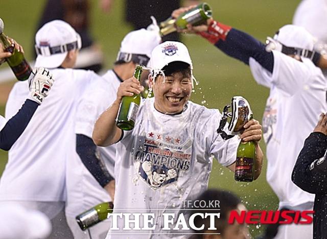 김현수가 2015년 두산 베어스를 한국시리즈 우승으로 이끈 뒤 동료들로부터 샴페인 세례를 받고 있다. /뉴시스