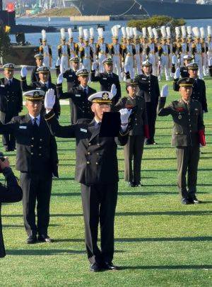 이지호 소위가 후보생 전체를 대표해 제병 지휘를 하고 있다. 해군 관계자는 선발 배경에 대해 훈련 기간 동기들과의 관계가 원만했고 생활 태도와 교육 참여도가 우수했다고 밝혔다. 백종민 테크스페셜리스트