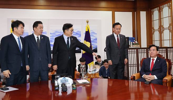 우원식 국회의장(가운데)이 27일 서울 여의도 국회 의장실에서 열린 여야원내대표 회동에서 송언석 국민의힘 원내대표(오른쪽)가 기념촬영을 거부하고 자리에 앉아버리자 자리에 일어나라고 요청하고 있다. 왼쪽부터 문진석 더불어민주당 원내수석부대표, 김병기 원내대표, 우 의장, 유상범 국민의힘 원내수석부대표, 송 원내대표. /남강호 기자