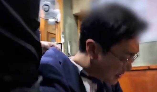 더불어민주당 장경태 의원이 식당에서 목뒷덜미 부근을 잡힌 모습. /TV조선