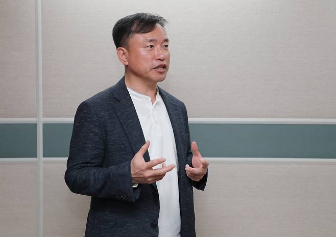 김종철 연세대학교 로스쿨 교수가 지난 2월 서울 광화문 변호사회관에서 윤석열 대통령 탄핵 관련 입장을 밝히고 있다./박성원 기자