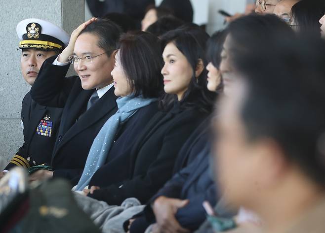 28일 경남 창원시 진해구 해군사관학교 연병장에서 열린 제139기 해군·해병대 사관후보생 수료 및 임관식에 이재용 삼성전자 회장과 홍라희 삼성미술관 리움 명예관장, 이서현 삼성물산 사장과 함께 참석해 자리하고 있다. /창원=김동환 기자