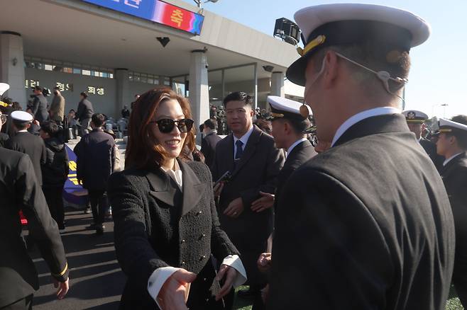 임세령 대상홀딩스 부회장이 28일 오후 경남 창원시 진해구 해군사관학교 연병장에서 열린 제139기 해군·해병대 사관후보생 수료 및 임관식에서 아들인 이지호 신임 소위를 격려하고 있다. /창원=김동환 기자