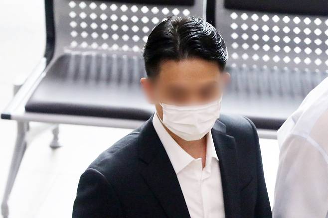 대장동 개발 사업 관련 ‘50억 클럽’ 혐의를 받는 곽상도 전 국민의힘 의원 아들 병채씨가지난 2022년 7월 서울 서초구 서울중앙지방법원에서 열린 '특정범죄가중처벌등에관한법률위반(뇌물) 등 공판에 증인으로 출석 후 휴정으로 법정을 나서고 있다. /뉴스1