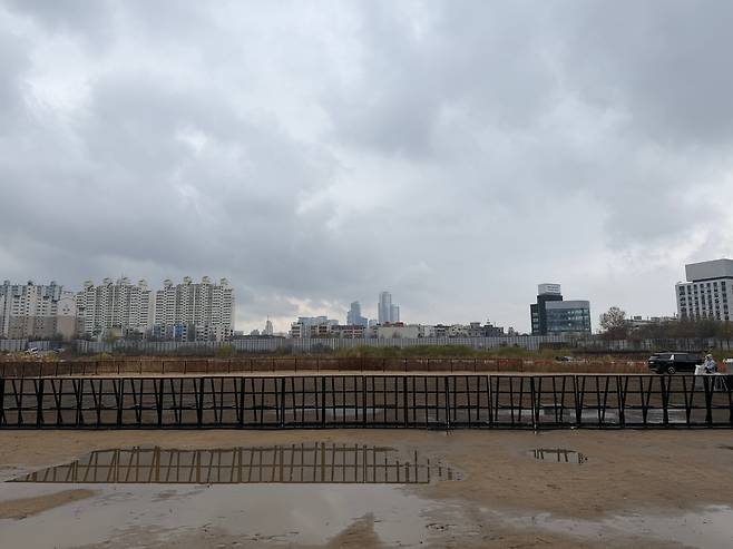 27일 서울 용산구 옛 용산정비창 일대에서 열린 용산국제업무지구 기공식 행사장에서 바라본 서부이촌동 모습. 이촌시범아파트와 이촌동원베네스트 등 주요 단지가 맞닿아 있다. /김보연 기자