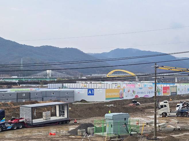 27일 찾은 경기 남양주시 왕숙 공공주택지구 조성공사 1공구 현장에서 A1 블록 뒤로 지하철 4호선 연장구간(진접선)에 열차가 달리고 있다. /정민하 기자