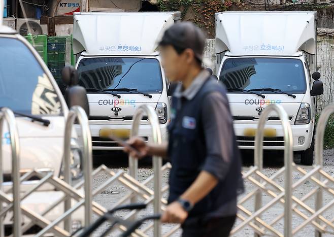 서울 시내의 한 주차장에 쿠팡 배송트럭이 주차돼 있다. /뉴스1