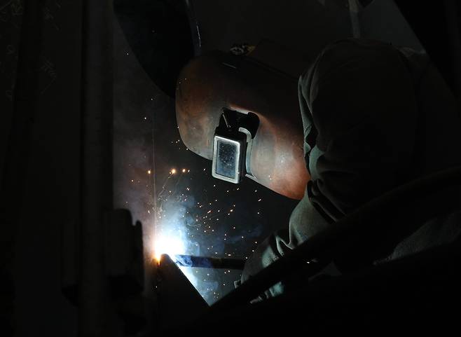 경남 거제시 조선소에서 한 노동자가 용접을 하고 있다. /뉴스1