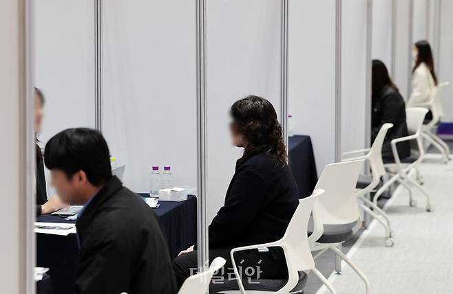 ‘2025 부산청년 글로벌 취업박람회’가 열린 지난 10일 부산 연제구 부산시청에서 청년구직자들이 구인업체 담당자와 채용 면접 및 상담을 하고 있다. ⓒ뉴시스