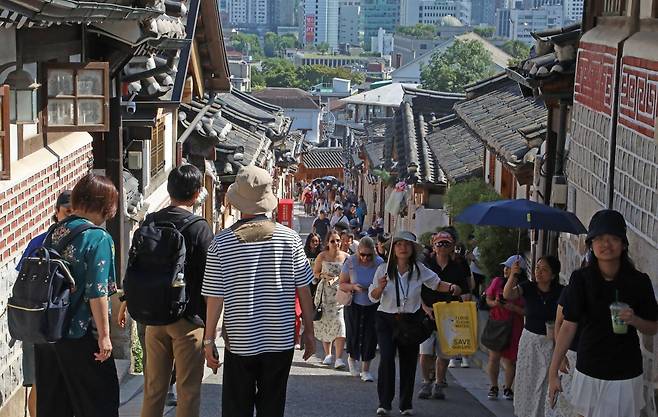 2일 오후 서울 종로구 북촌에서 외국인 관광객들이 거리를 지나며 한옥마을을 관람하고 있다. 2025.9.2 뉴스1